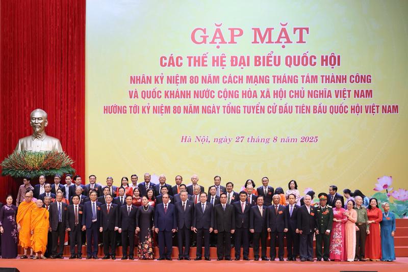 Tổng Bí thư Tô Lâm chụp ảnh lưu niệm cùng các đại biểu tham dự cuộc gặp mặt. Ảnh: Quang Vinh