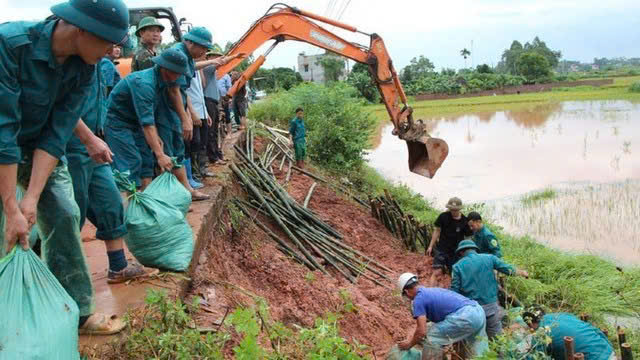 Lực lượng chức năng, người dân chung sức gia cố đê tả sông Thương. Ảnh: Cổng thông tin Điện tử Bắc Ninh