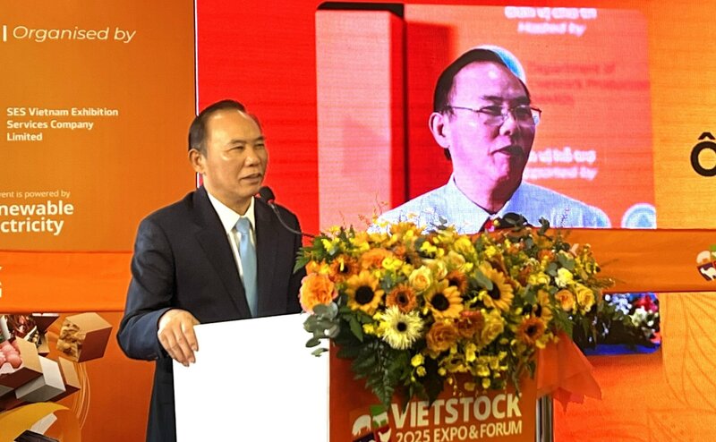 Ông Phùng Đức Tiến - Thứ trưởng Bộ Nông nghiệp và Môi trường phát biểu tại lễ khai mạc triển lãm Vietstock 2025. Ảnh Phương Hoa