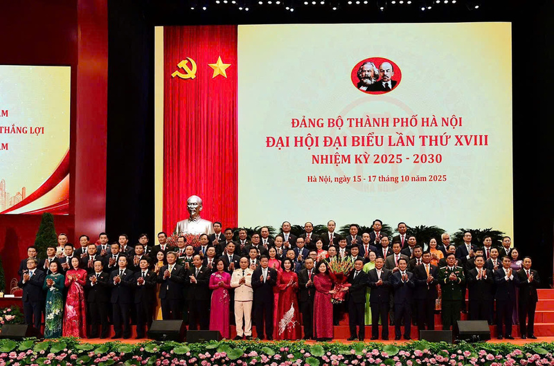 Thường trực Ban Bí thư Trần Cẩm Tú tặng hoa chúc mừng Đại hội tại phiên bế mạc. Ảnh: HN.