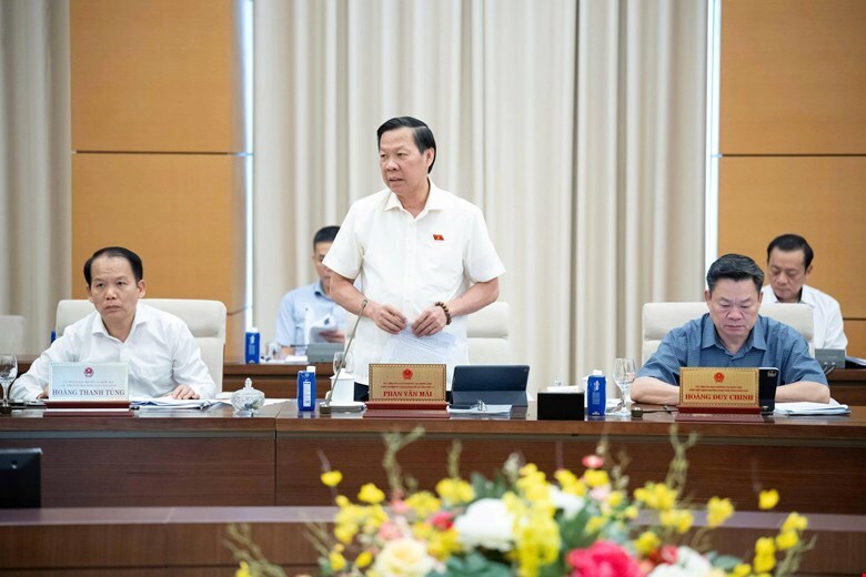 Chủ nhiệm Uỷ ban Kinh tế và Tài chính Phan Văn Mãi trình bày báo cáo thẩm tra. Ảnh: VPQH