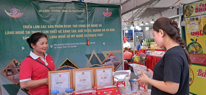Người dân tham quan gian hàng tại triển lãm. Ảnh: N.H