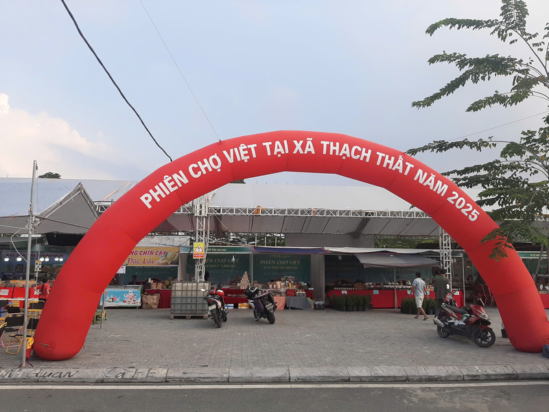 Phiên chợ Việt tại xã Thạch Thất, TP. Hà Nội. Ảnh: N.H.