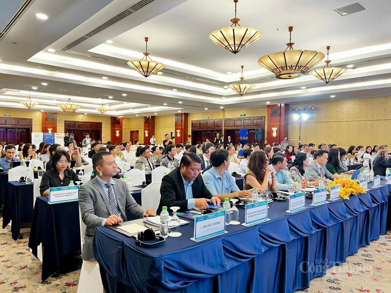 Các đại biểu tham dự diễn đàn.