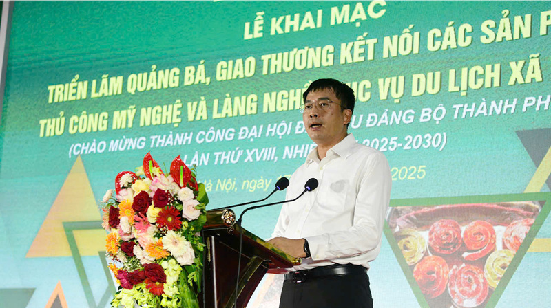 Ông Hoàng Minh Lâm, Giám đốc Trung tâm Khuyến công và Tư vấn phát triển công nghiệp phát biểu tại triển lãm. Ảnh: N.H