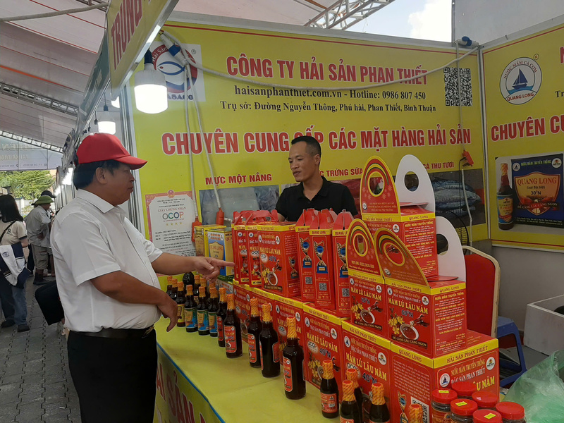 Người tiêu dùng tham quan, mua sắm tại Phiên chợ Việt. Ảnh: N.H.
