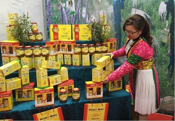 Mật ong hoa bạc hà được mọi người biết đến nhiều bởi vị đặc trưng, mật đặc quện, sánh óng