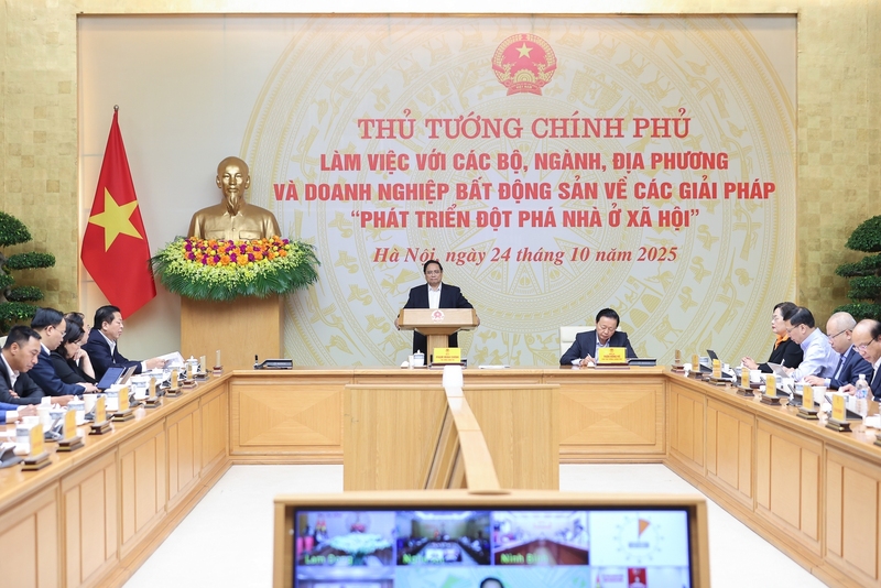 Thủ tướng lưu ý, chính sách và triển khai chính sách về nhà ở xã hội phải thuận lợi nhất cho người mua nhà ở xã hội, bảo đảm công khai, minh bạch, đẩy mạnh số hóa. Ảnh: VGP/Nhật Bắc.