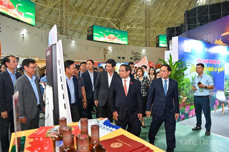Thủ tướng Phạm Minh Chính dự tổng duyệt Hội chợ Mùa Thu lần thứ nhất - 2025 - 8