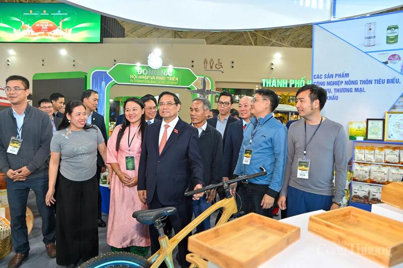 Thủ tướng động viên các địa phương, doanh nghiệp tham gia trưng bày tại Hội chợ. Tất cả các công đoạn chuẩn bị đã sẵn sàng cho đêm khai mạc sẽ diễn ra vào tối mai (25/10).