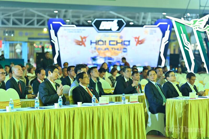Thủ tướng dự buổi tổng duyệt các tiết mục văn nghệ tại Hội chợ Mùa Thu 2025 (Ảnh: Nam Nguyễn)