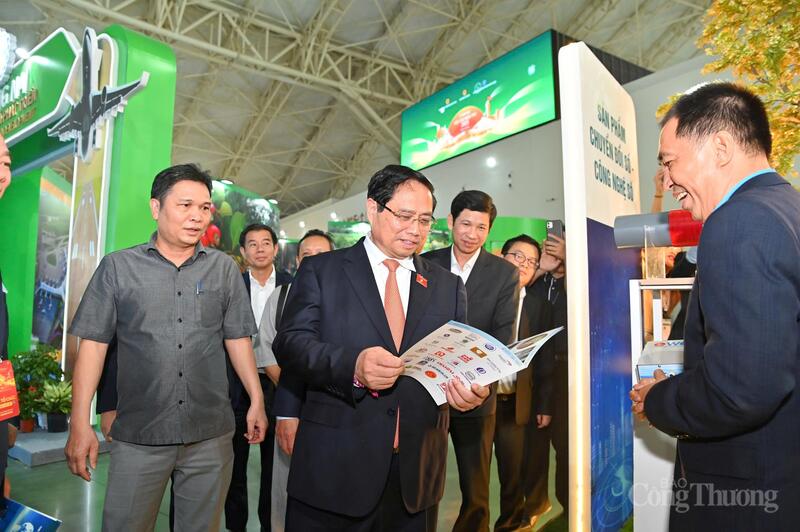 Thủ tướng Phạm Minh Chính dự tổng duyệt Hội chợ Mùa Thu lần thứ nhất - 2025 - 12