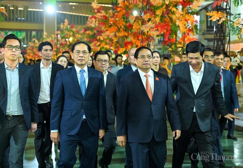 Thủ tướng kiểm tra tiến độ triển khai các gian trưng bày (Ảnh: Nam Nguyễn)