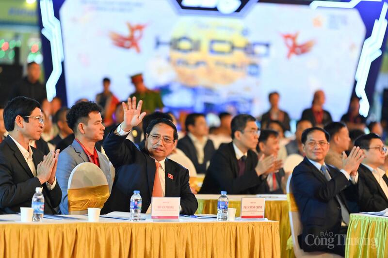 Thủ tướng Phạm Minh Chính dự tổng duyệt Hội chợ Mùa Thu lần thứ nhất - 2025 - 4