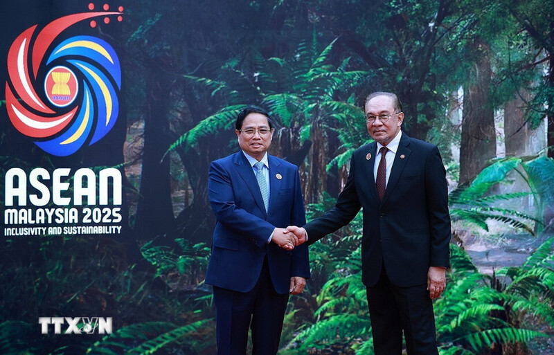 Thủ tướng Malaysia Anwar Ibrahim, Chủ tịch ASEAN 2025 đón Thủ tướng Chính phủ Phạm Minh Chính tham dự Hội nghị Cấp cao ASEAN lần thứ 47 và các hội nghị cấp cao liên quan. Ảnh: Dương Giang/TTXVN.