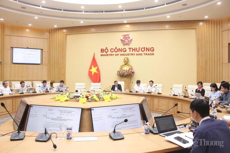 Toàn cảnh cuộc họp Tổ soạn thảo lần 2 về hồ sơ dự thảo Nghị định của Chính phủ quy định xử phạt vi phạm hành chính trong lĩnh vực điện lực và sử dụng năng lượng tiết kiệm, hiệu quả.