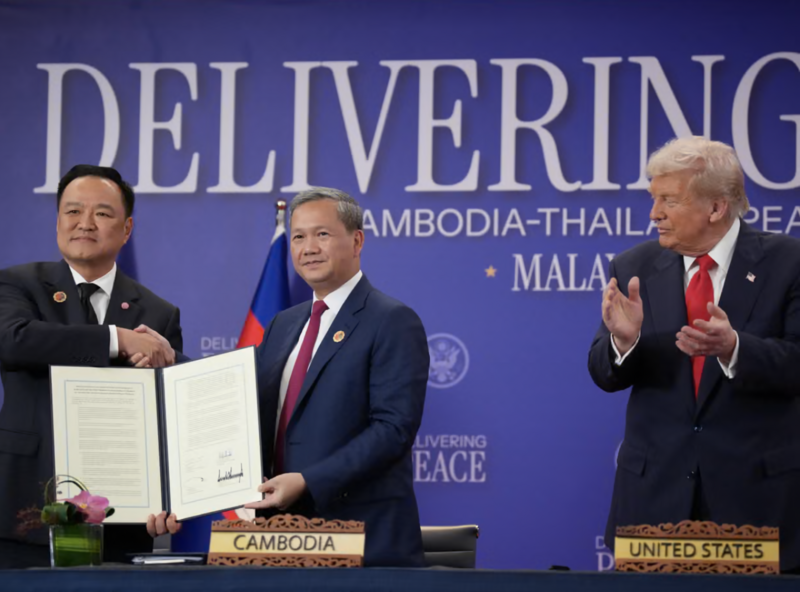 Tổng thống Mỹ Donald Trump dự lễ ký thỏa thuận hòa bình giữa Thủ tướng Thái Lan Anutin Charnvirakul và Thủ tướng Campuchia Hun Manet tại Kuala Lumpur, Malaysia. Ảnh: Andrew Harnik/Getty Images.