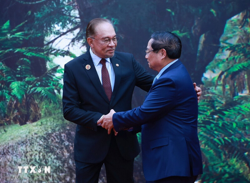 Thủ tướng Malaysia Anwar Ibrahim, Chủ tịch ASEAN 2025 đón Thủ tướng Chính phủ Phạm Minh Chính tham dự Hội nghị Cấp cao ASEAN lần thứ 47 và các hội nghị cấp cao liên quan. Ảnh: Dương Giang/TTXVN.