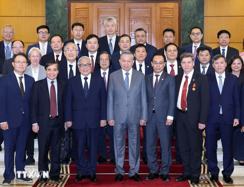 Tổng Bí thư chụp ảnh cùng các đại biểu dự Hội thảo quốc tế Việt Nam học lần thứ Bảy. Ảnh: TTXVN.