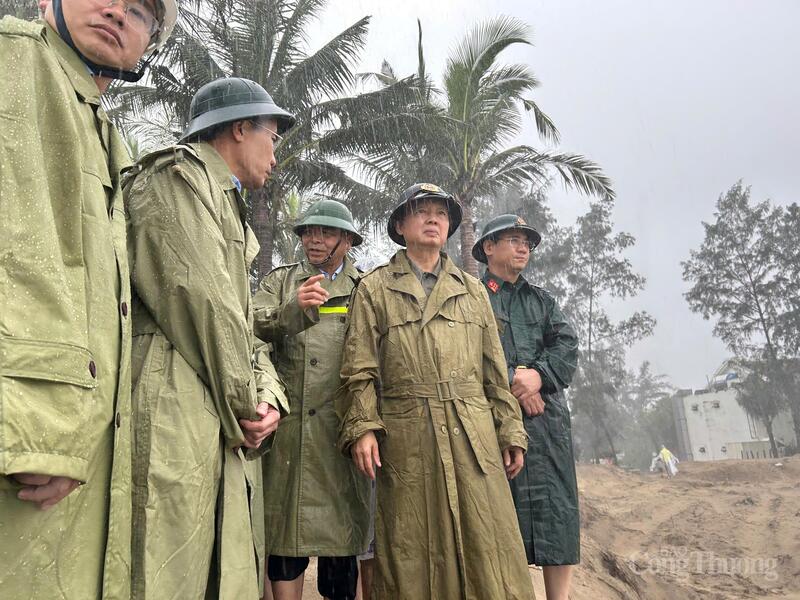 Phó Thủ tướng Trần Hồng Hà kiểm tra tình hình sạt lở bờ biển Hội An thuộc phường Hội An Tây