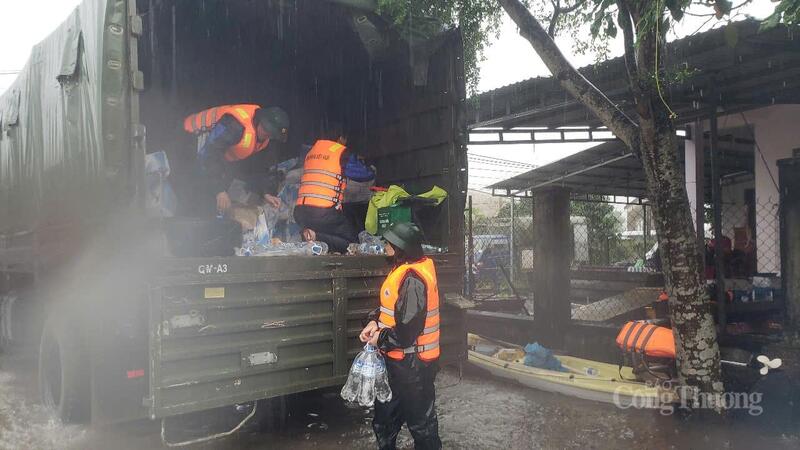 Cán bộ, chiến sĩ Quân khu 5 tiếp tế lương thực, nước ngọt cho các địa phương bị lũ cô lập, chia cắt, mất điện, mất nước.