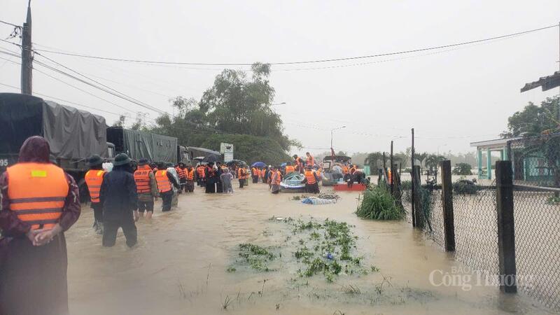 Phó Thủ tướng Trần Hồng Hà và đoàn công tác kiểm tra các điểm ngập sâu tại phường Điện Bàn Đông