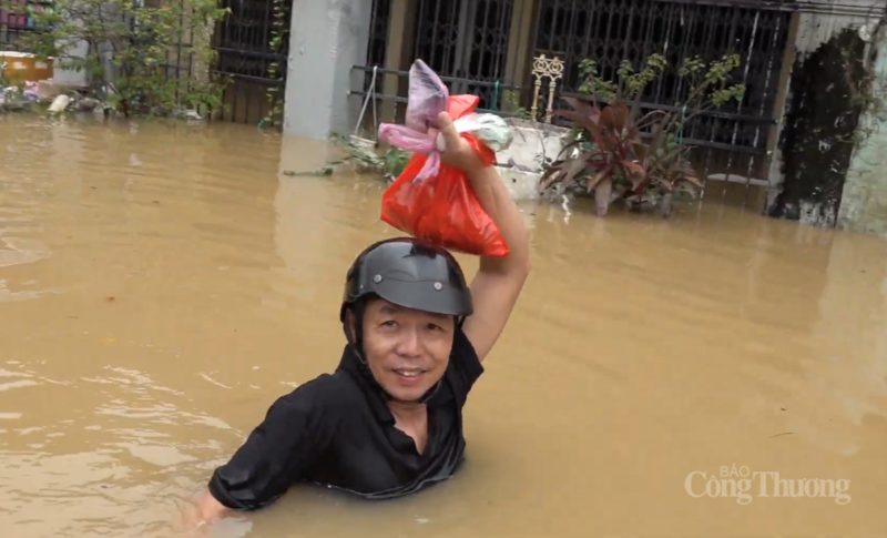 TP. Đà Nẵng chi 200 tỷ đồng từ ngân sách thành phố hỗ trợ người dân bị thiệt hại do mưa lũ.