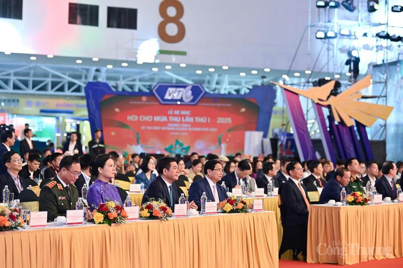 Các đại biểu tham dự Lễ bế mạc Hội chợ Mùa Thu lần thứ nhất - 2025. Ảnh: Nam Nguyễn