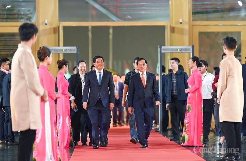 Cùng dự Lễ bế mạc có Phó Thủ tướng Chính phủ Bùi Thanh Sơn - Trưởng Ban chỉ đạo Hội chợ Mùa Thu lần thứ nhất - 2025. Ảnh: Nam Nguyễn