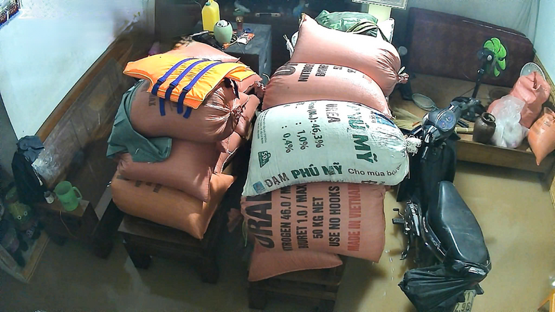 Người dân kê cao đồ đạc trong đêm.