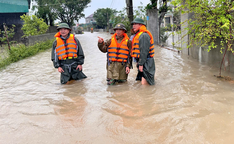 Trao đổi nhanh với phóng viên Báo Công Thương, ông Hoàng Văn Hiệp, Phó Chủ tịch UBND xã Cẩm Lạc cho biết, mưa lũ khiến 4 thôn của xã bị ngập lụt, chia cắt hoàn toàn.