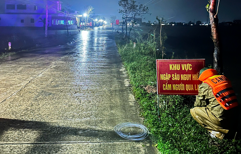 Trước những diễn biến phức tạp của mưa lũ, Chủ tịch UBND tỉnh Hà Tĩnh Võ Trọng Hải đã có công điện gửi lãnh đạo các sở, ban, ngành, địa phương, giám đốc các công ty thủy lợi, nhà mạng... về việc tập trung ứng phó với diễn biến của mưa, lũ, lũ quét, sạt lở đất