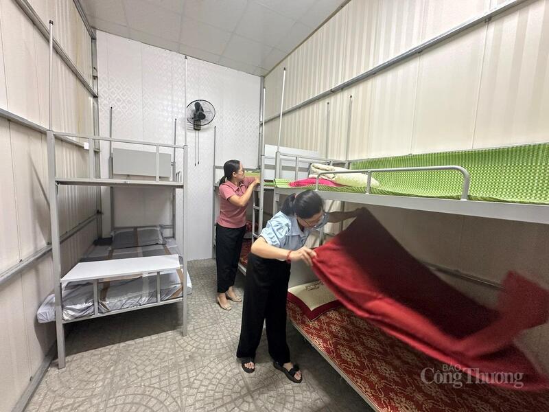 Cán bộ xã Tả Lèng vượt khó trong điều kiện sinh hoạt khó khăn, nâng cao tinh thần phục vụ người dân.