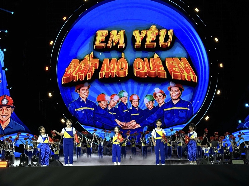 Nhiều tiết mục văn nghệ ca ngợi người thợ mỏ. Ảnh: Trang Vân