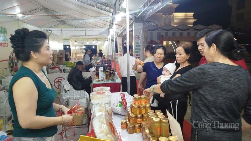 Hội chợ thu hút nhiều người dân Thủ đô tham dự.