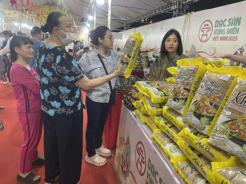 Giới thiệu sản phẩm miến dong tại hội chợ