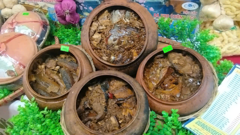 Cá kho làng Vũ Đại với nhiều cỡ niêu cho khách hàng lựa chọn.