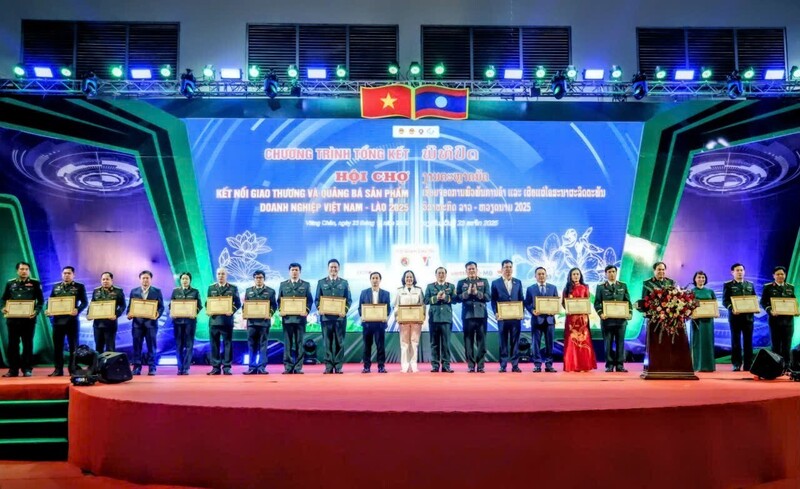 Ban Tổ chức đã bình xét và lựa chọn 20 đơn vị, doanh nghiệp và 10 cá nhân tiêu biểu của hai nước, đề nghị Bộ trưởng Bộ Quốc phòng Việt Nam tặng bằng khen. Ảnh: Thu Thuỷ.