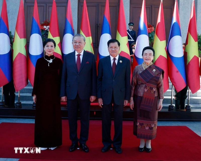 Tổng Bí thư Tô Lâm và Phu nhân cùng Tổng Bí thư, Chủ tịch nước Lào Thongloun Sisoulith và Phu nhân chụp ảnh chung. Ảnh: Thống Nhất/TTXVN