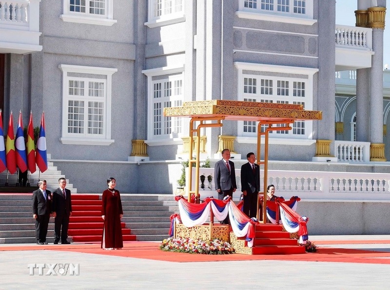 Tổng Bí thư Tô Lâm và Tổng Bí thư, Chủ tịch nước Lào Thongloun Sisoulith trên bục danh dự, nghe Quân nhạc cử Quốc thiều hai nước. Ảnh: Thống Nhất/TTXVN