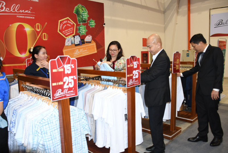 Đại biểu tham quan, mua sắm tại sự kiện. Ảnh: Minh Khuê.