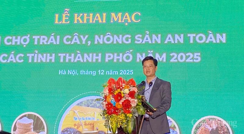 Ông Nguyễn Thế Hiệp, Phó Giám đốc Sở Công Thương Hà Nội phát biểu khai mạc hội chợ. Ảnh: N.H