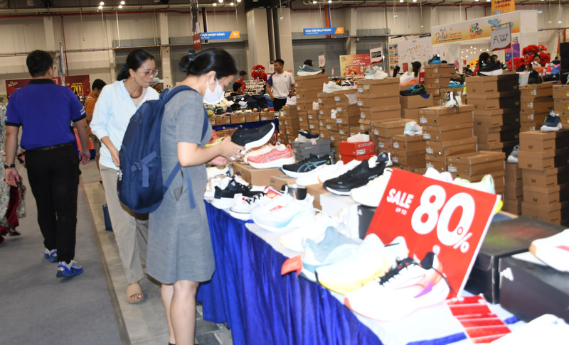 Người tiêu dùng có cơ hội mua sắm sản phẩm hàng hiệu giảm giá lên đến 80% tại sự kiện. Ảnh: Thanh Minh.