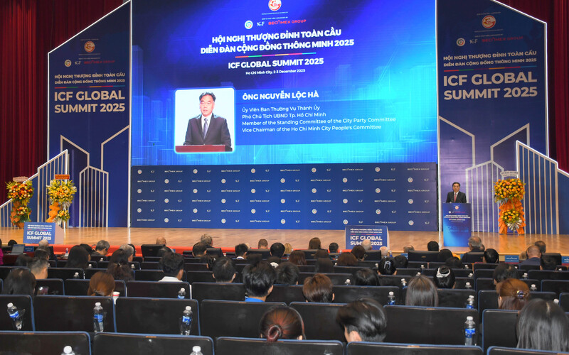 Lãnh đạo TP. Hồ Chí Minh mời gọi các cộng đồng thông minh hàng đầu thế giới, các chuyên gia quốc tế, nhà khoa học, nhà đầu tư chiến lược và đối tác toàn cầu tiếp tục đồng hành, chia sẻ kinh nghiệm và mở rộng hợp tác trong hành trình kiến tạo mô hình phát triển dựa trên tri thức, công nghệ và đổi mới sáng tạo tại sự kiện. Ảnh: Minh Khuê.