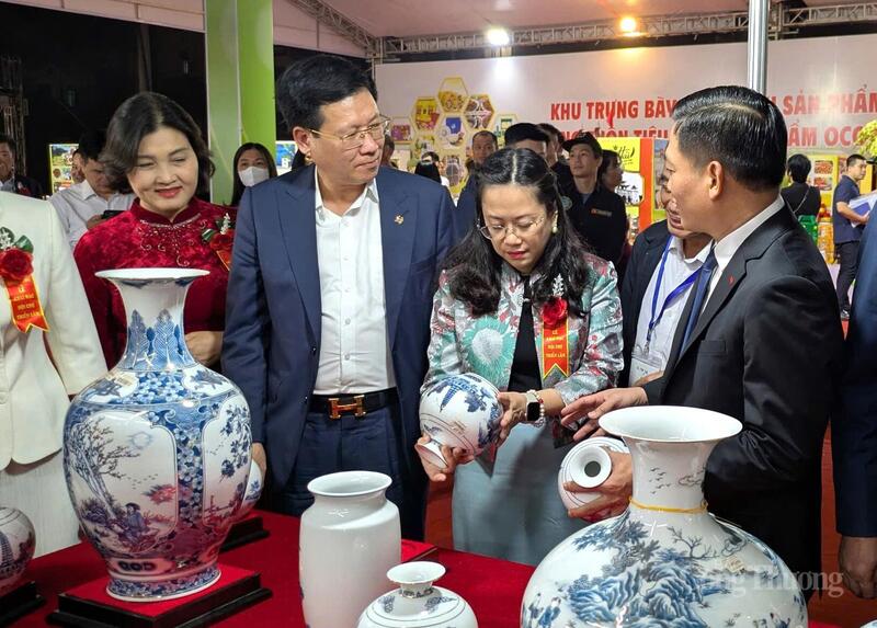 Đại biểu tham quan các gian hàng