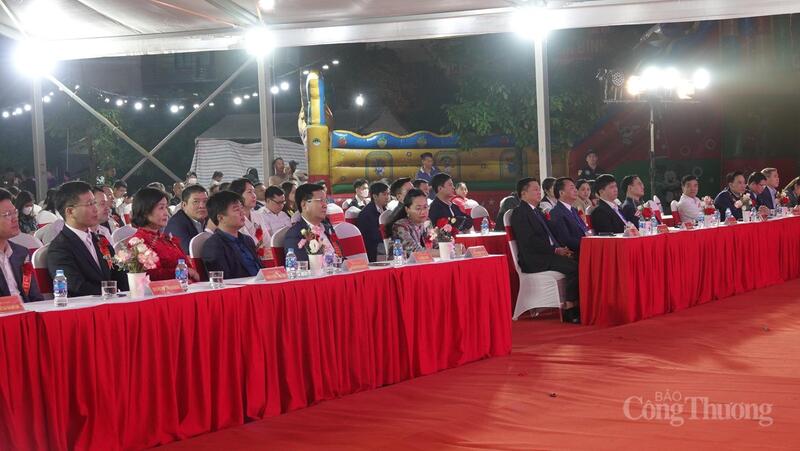 Các đại biểu tam dự lễ khai mạc