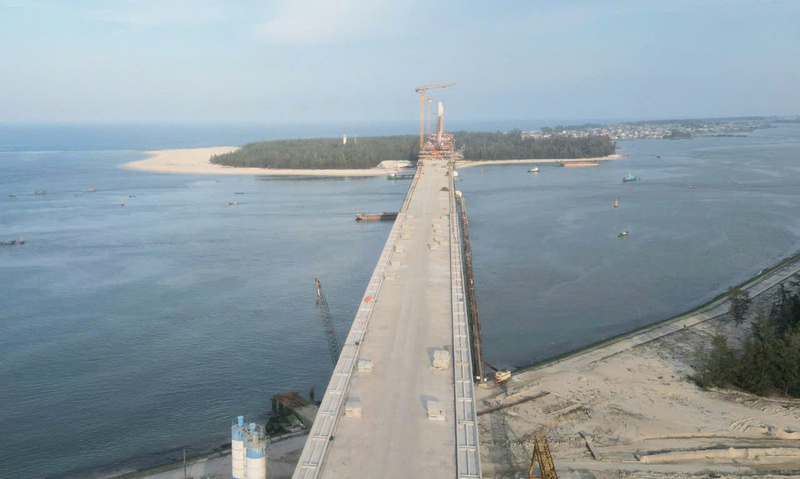 Lãnh đạo thành phố Huế yêu cầu các chủ đầu tư đẩy nhanh tiến độ các dự án trọng điểm, đặc biệt là dự án cầu vượt biển Thuận An, vì đây là trục kết nối giao thông rất quan trọng. Ảnh: Nguyễn Tuấn