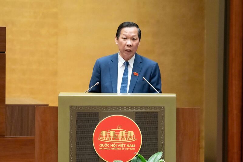 Chủ nhiệm Ủy ban Kinh tế và Tài chính Phan Văn Mãi trình bày báo cáo thẩm tra. Ảnh: QH