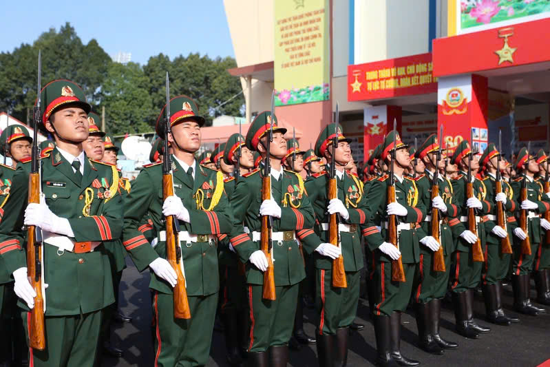 Cán bộ, chiến sĩ tham gia buổi tổng duyệt chương trình Lễ kỷ niệm 80 năm Ngày truyền thống lực lượng vũ trang Quân khu (10/12/1945 - 10/12/2025) và đón nhận danh hiệu Anh hùng Lực lượng vũ trang nhân dân. Ảnh: Báo Quân khu 7