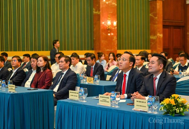 Lãnh đạo Ban Tuyên giáo và Dân vận Trung ương, Bộ Công Thương, và các đại biểu dự lễ trao giải